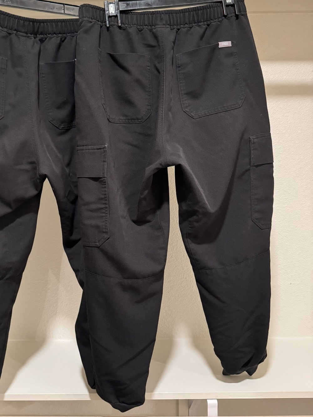 FIGS Men’s Black Set scrubs Size Medium Top + Jogger Pants - Picture 12 of 13